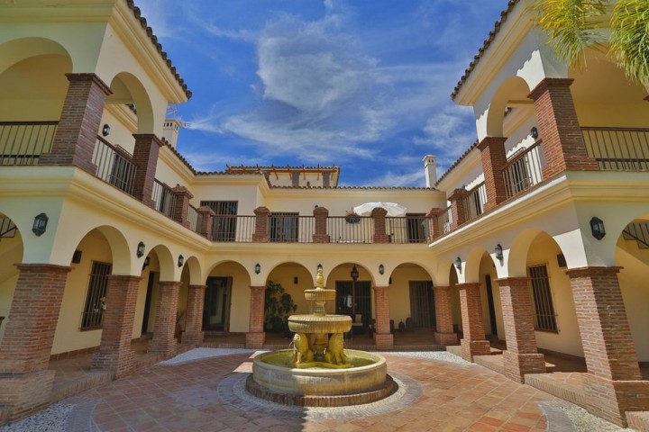 14 Bedroom Villa in The Golden Mile