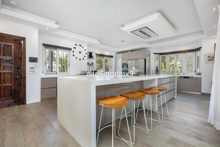 Villa con 6 Dormitorios  en Nueva Andalucía