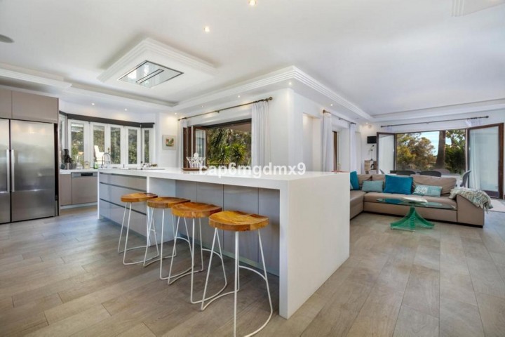 Villa con 6 Dormitorios  en Nueva Andalucía