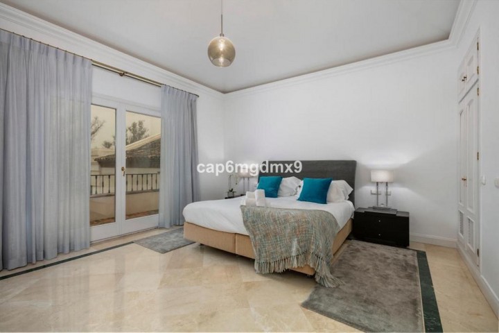 Villa con 6 Dormitorios  en Nueva Andalucía