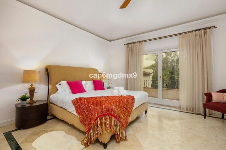 Villa con 6 Dormitorios  en Nueva Andalucía