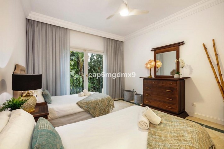 Villa con 6 Dormitorios  en Nueva Andalucía