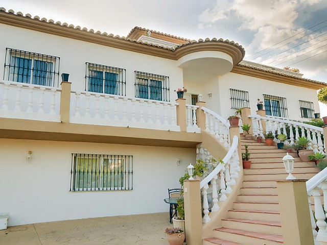 Villa con 6 Dormitorios  en Calahonda