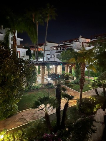 Apartamento con 3 Dormitorios  en San Pedro de Alcántara