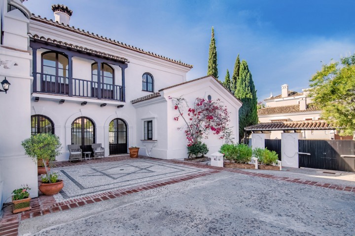 6 Bedroom Villa in Elviria