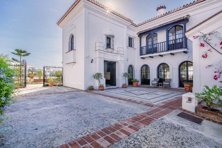 6 Bedroom Villa in Elviria