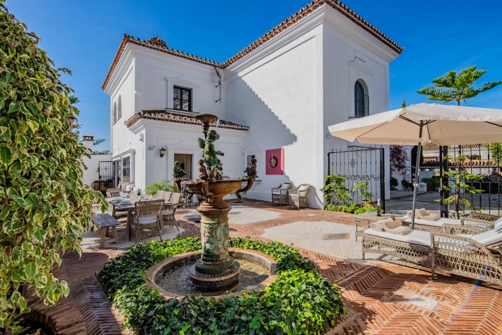 6 Bedroom Villa in Elviria