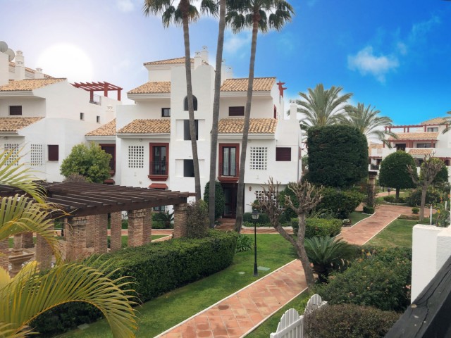 Apartamento con 3 Dormitorios  en San Pedro de Alcántara