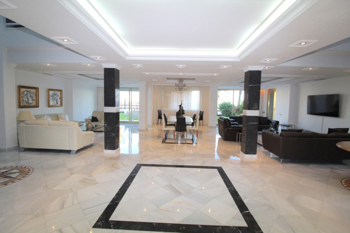 Apartamento con 4 Dormitorios en Puerto Banús