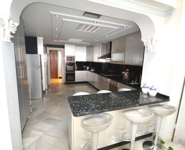 Apartamento con 4 Dormitorios en Puerto Banús