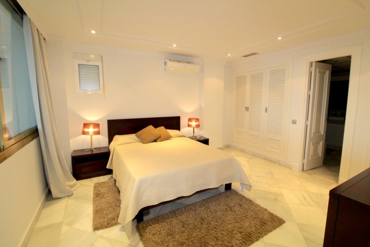 Apartamento con 4 Dormitorios en Puerto Banús