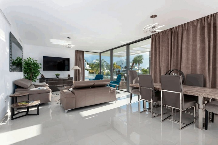 Apartamento con 3 Dormitorios en Estepona