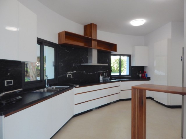 5 Slaapkamer Villa in El Rosario