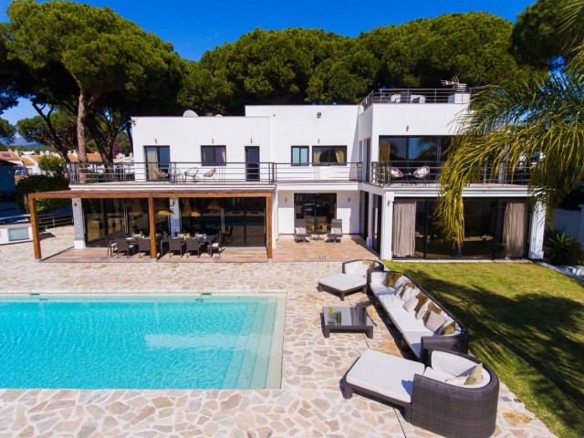 8 Bedroom Villa in Artola