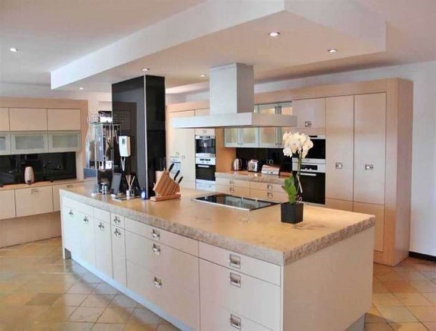 8 Bedroom Villa in Artola