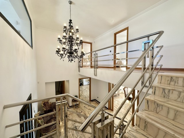 8 Bedroom Villa in Artola