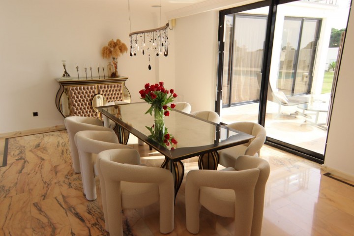 8 Bedroom Villa in Artola
