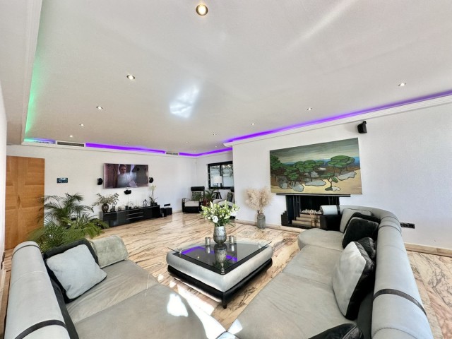 8 Bedroom Villa in Artola