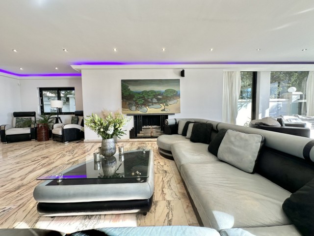 8 Bedroom Villa in Artola