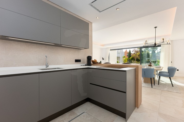 Maison mitoyenne avec 3 Chambres à Nueva Andalucía