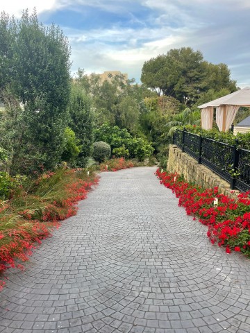 8 Bedroom Villa in The Golden Mile