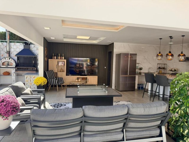 8 Bedroom Villa in El Paraiso