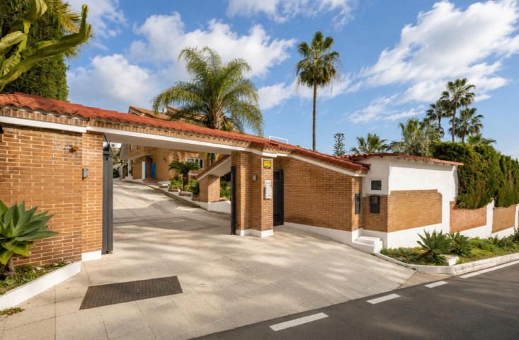 8 Bedroom Villa in El Paraiso