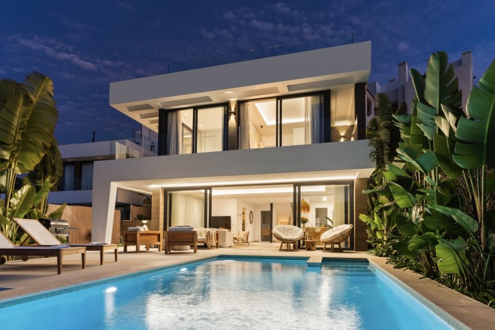 Villa con 6 Dormitorios  en Estepona