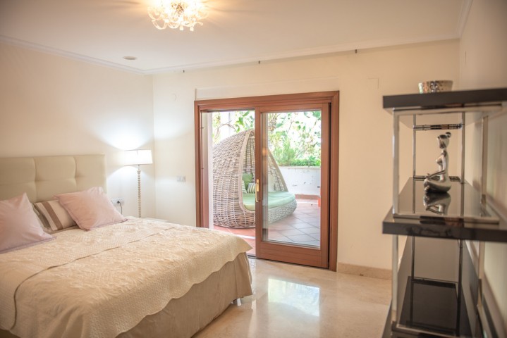 Apartamento con 2 Dormitorios  en Marbella