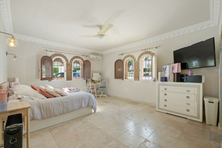 8 Bedroom Villa in Manilva