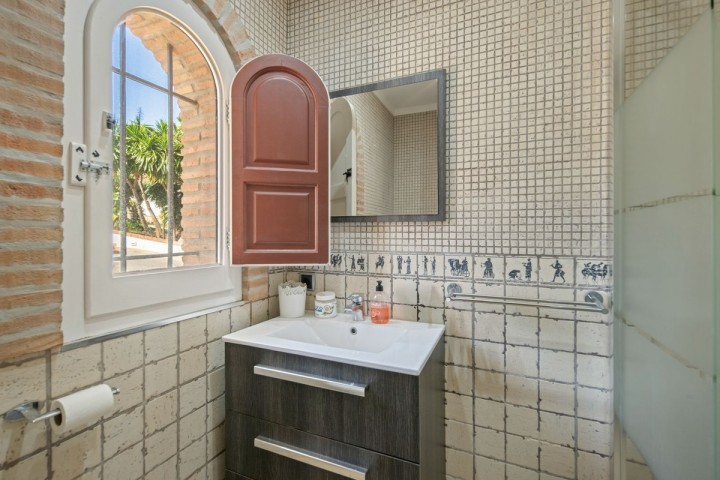 8 Bedroom Villa in Manilva
