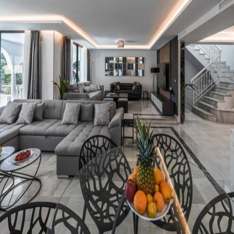 7 Bedroom Villa in Nueva Andalucía