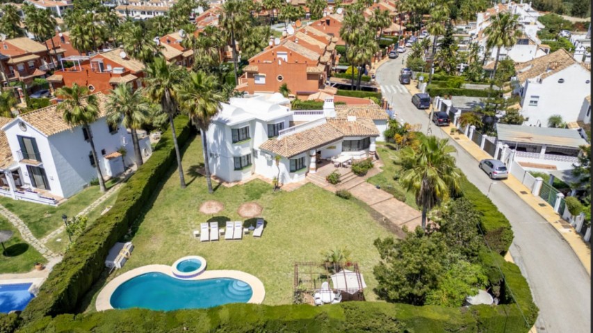 Villa con 4 Dormitorios  en Estepona