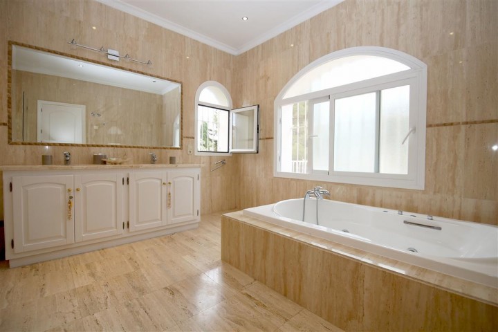 5 Bedroom Villa in Estepona
