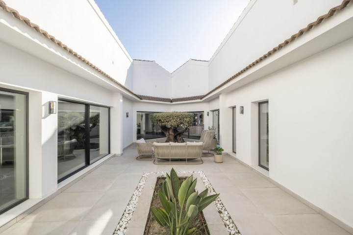 6 Bedroom Villa in Nueva Andalucía