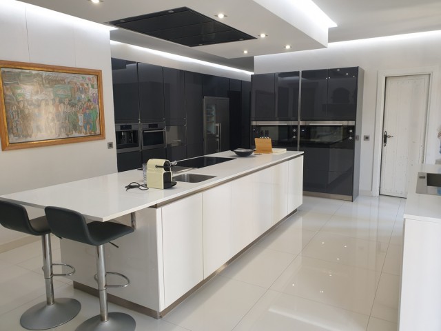 Villa avec 6 Chambres  à Los Monteros