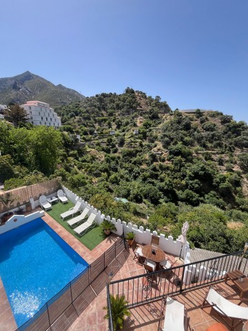 6 Bedroom Villa in Istán