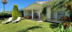 Villa, R4084420